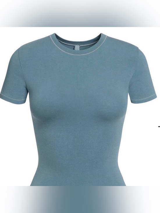 SKIMS Tops - Skims fits everybody tee Crew Neck Short Sleeve Top - Dusty Blue